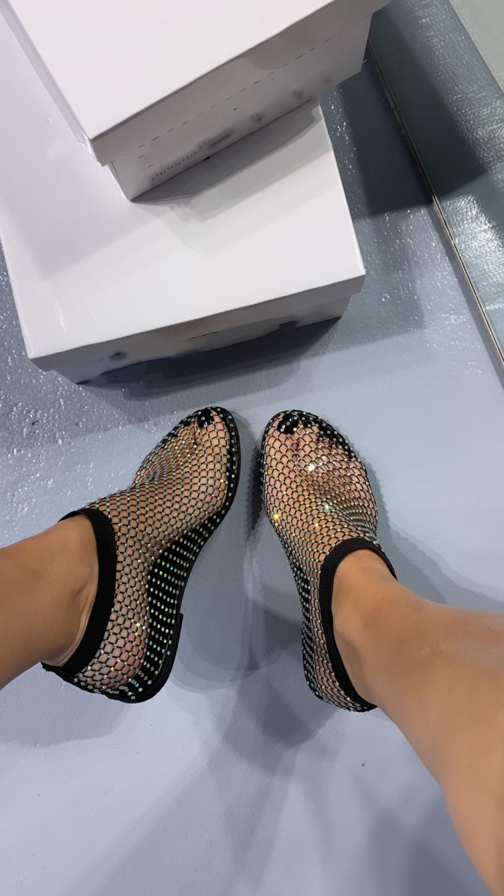 Sandalias brillantes a la moda